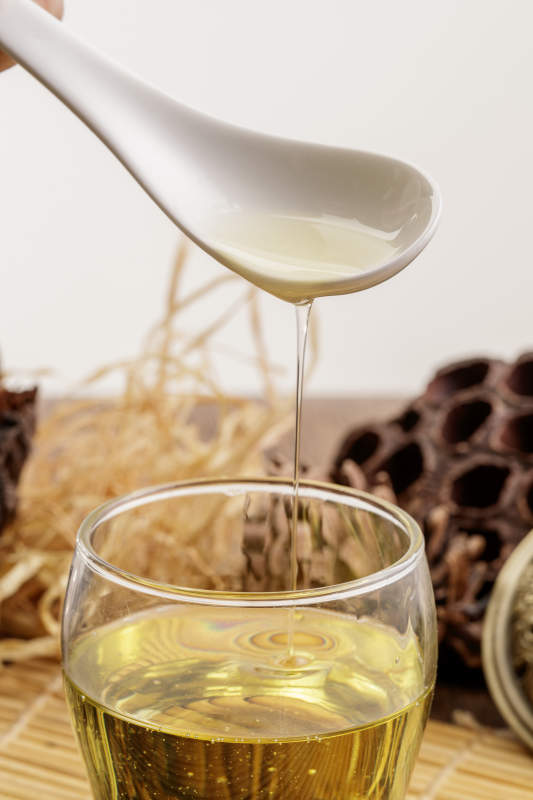 复杂背景中的器皿中盛着的优质亚麻籽油图片