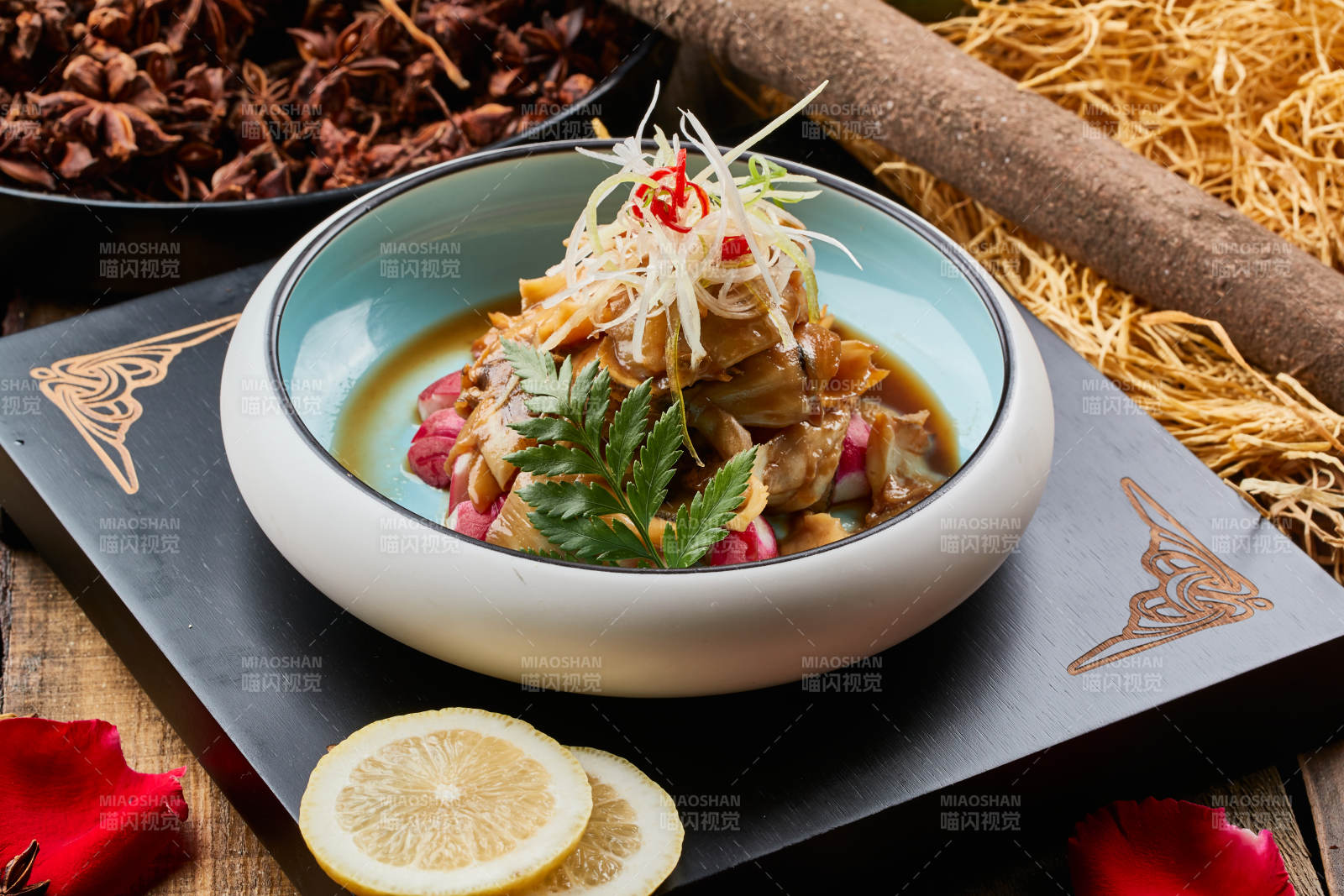 陈旧木板上的双色青釉圆盘装的云南醉鱼图片