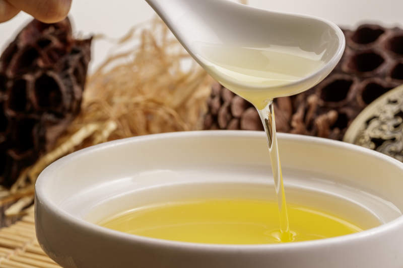 复杂背景中的器皿中盛着的优质亚麻籽油图片