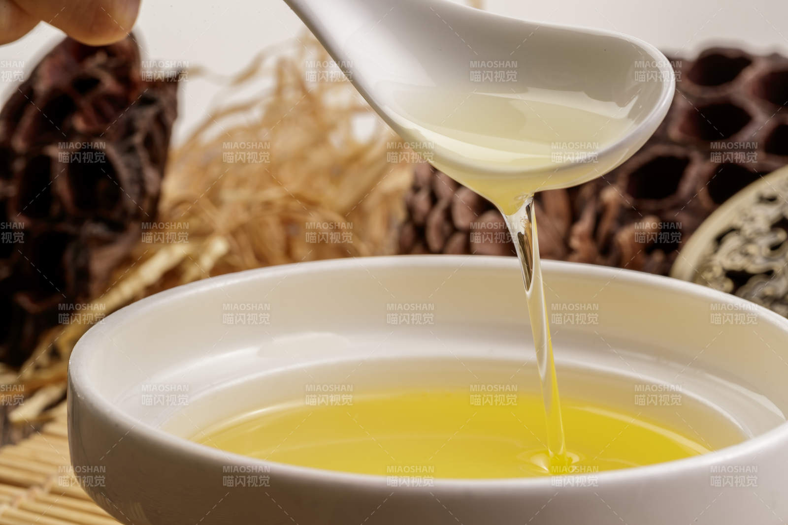 复杂背景中的器皿中盛着的优质亚麻籽油图片