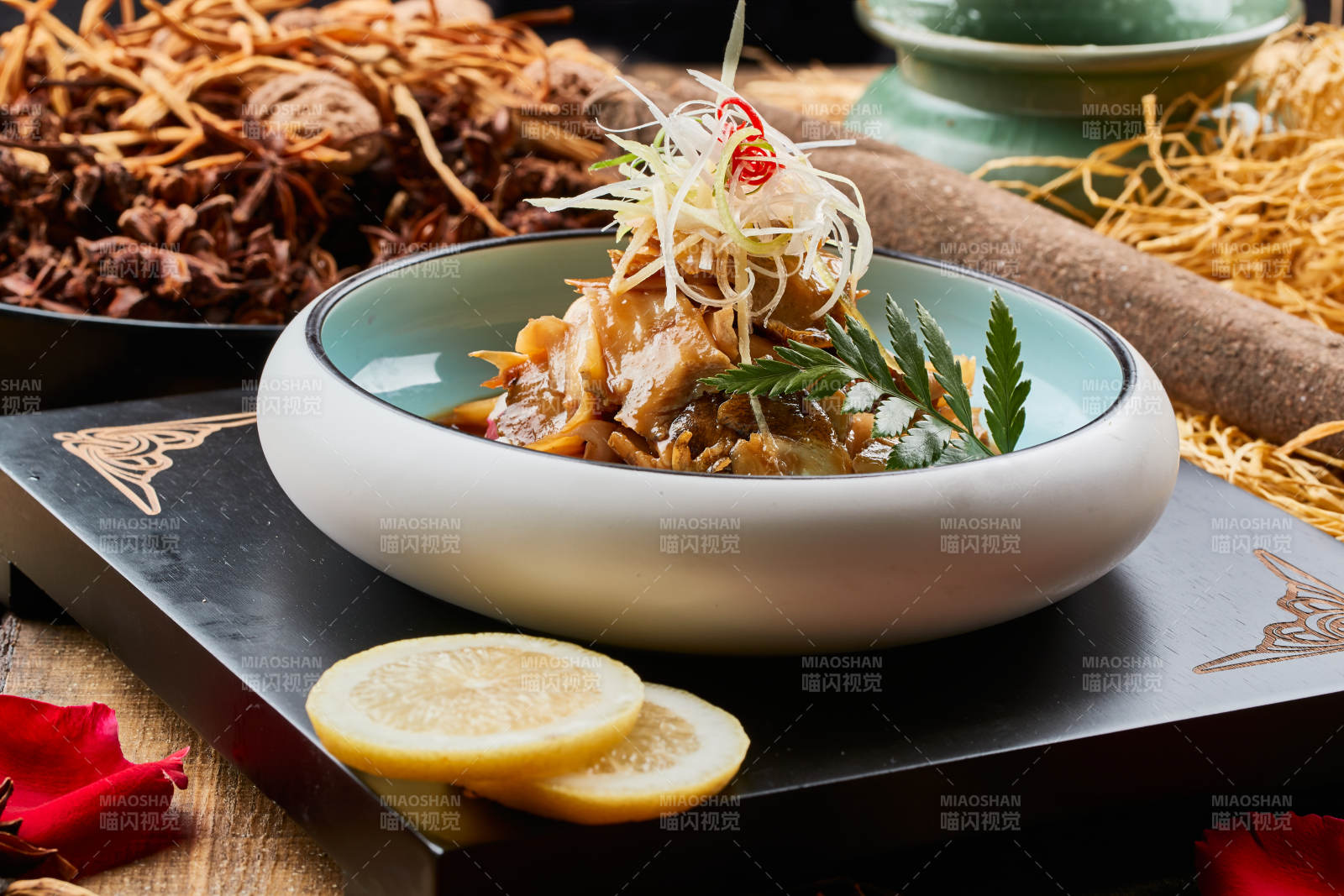 陈旧木板上的双色青釉圆盘装的云南醉鱼图片