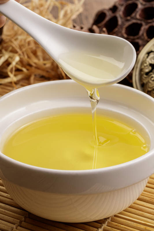 复杂背景中的器皿中盛着的优质亚麻籽油图片