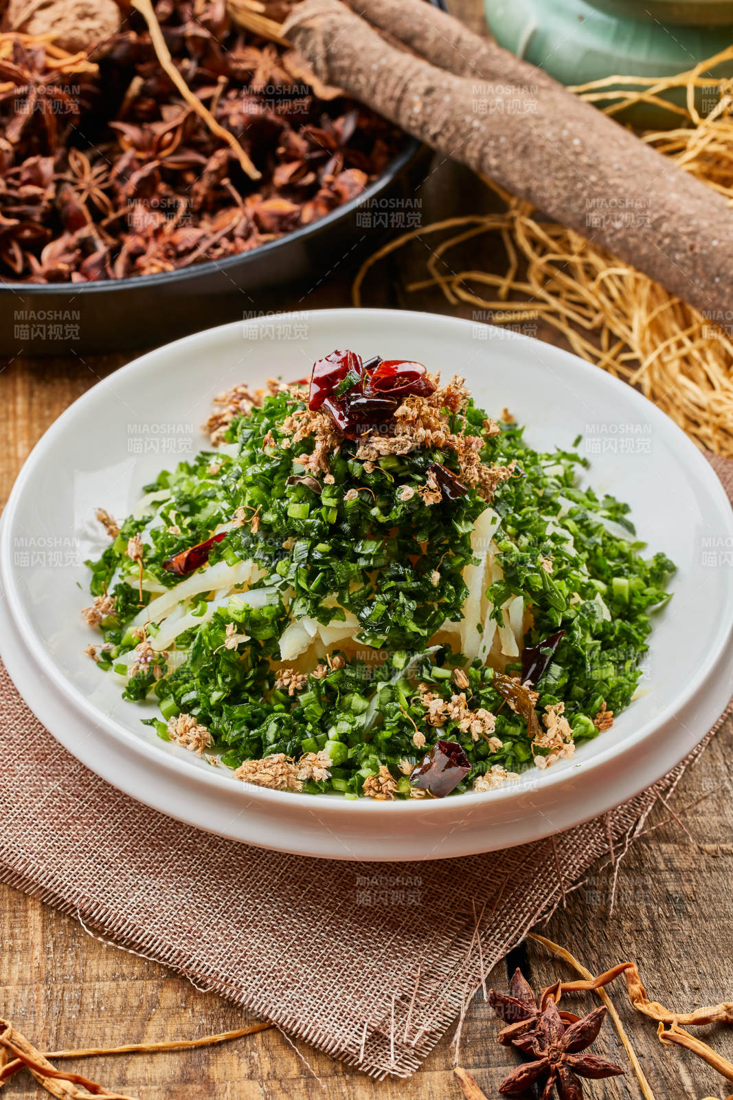 白色瓷盘装的葱香土豆条图片