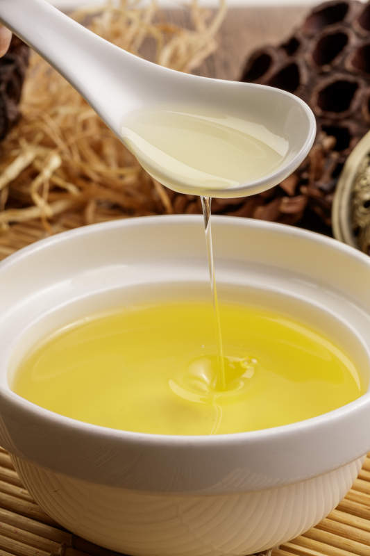 复杂背景中的器皿中盛着的优质亚麻籽油图片