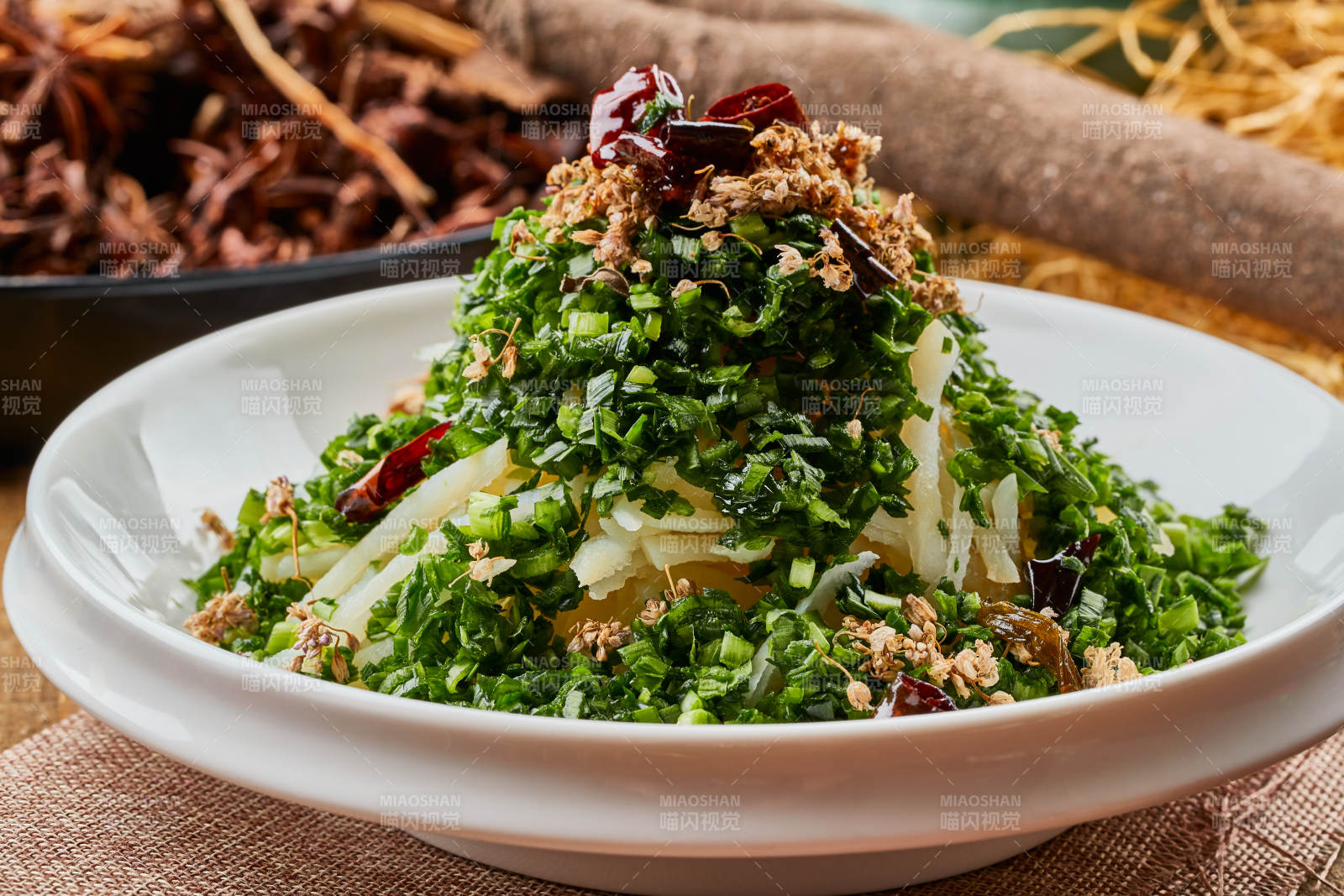 白色瓷盘装的葱香土豆条图片