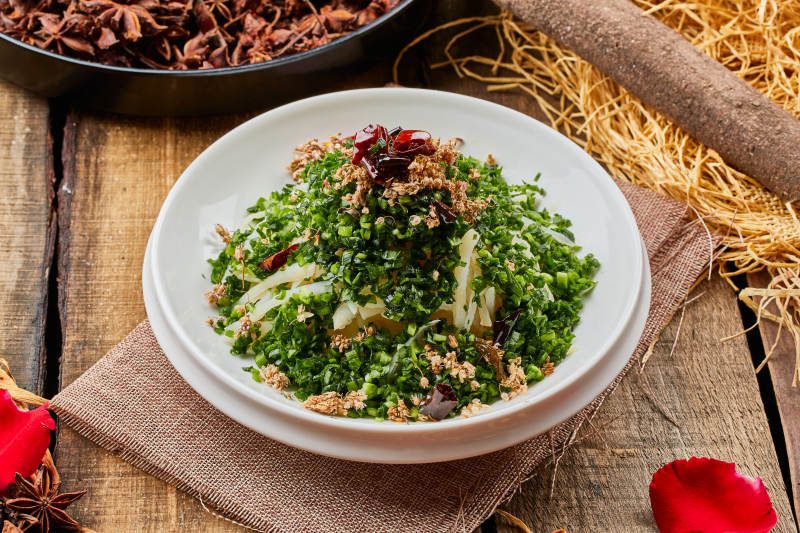 白色瓷盘装的葱香土豆条图片