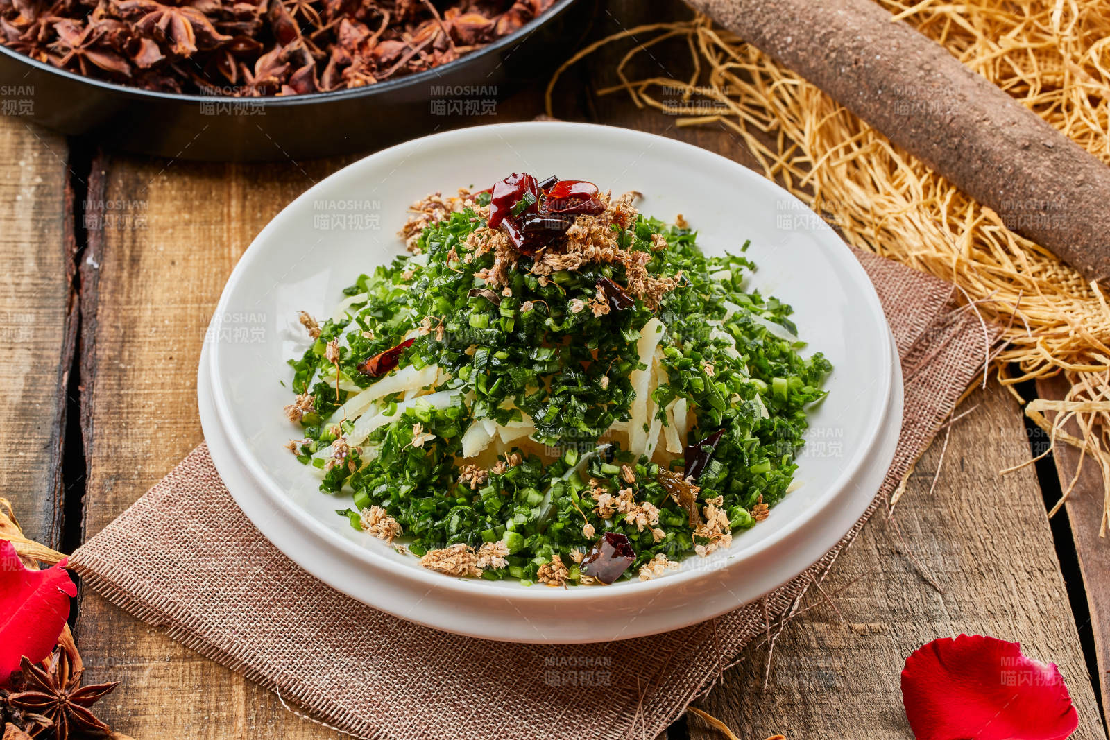 白色瓷盘装的葱香土豆条图片