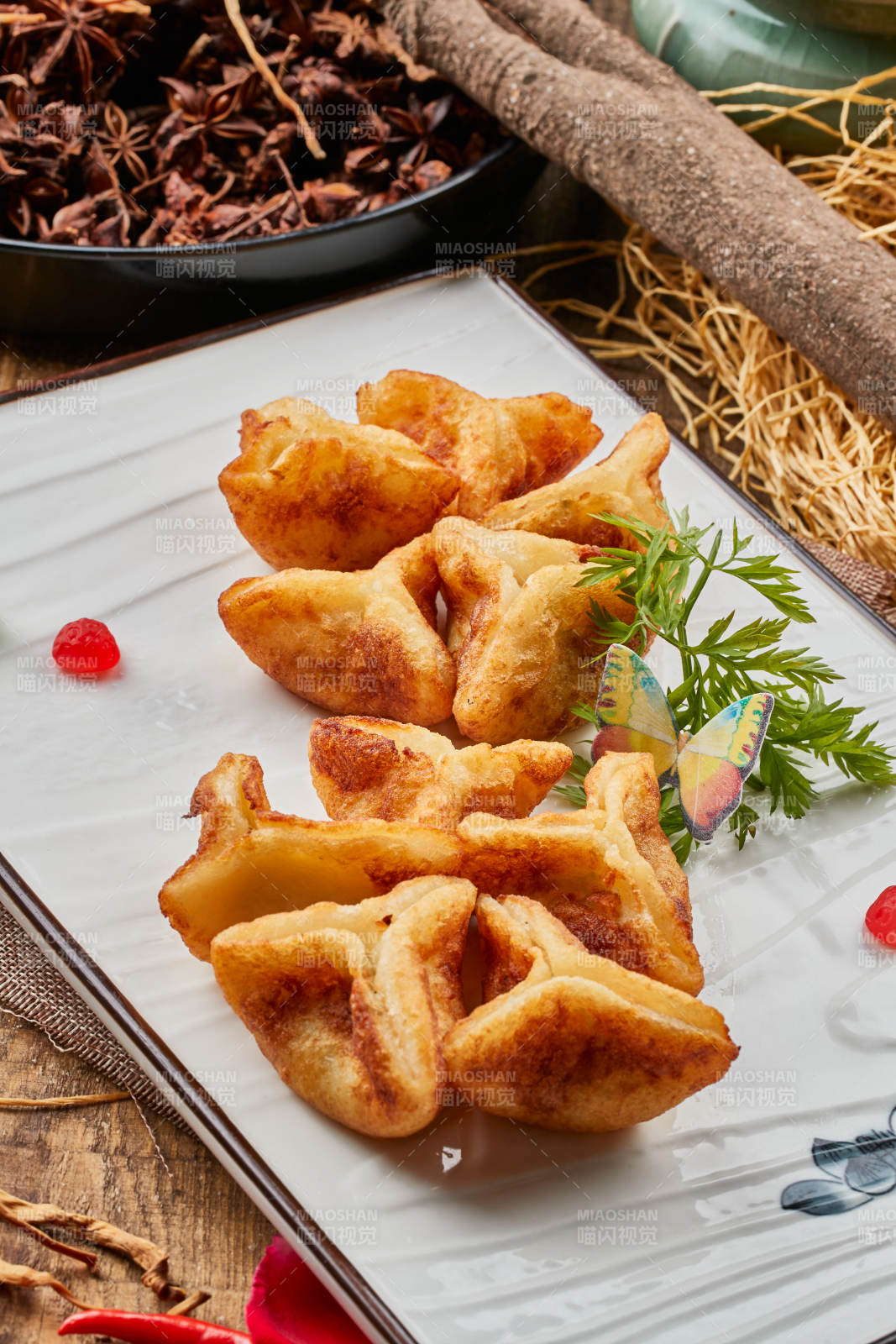 陈旧木板山的长方形瓷盘装的油炸虾仁薯角图片