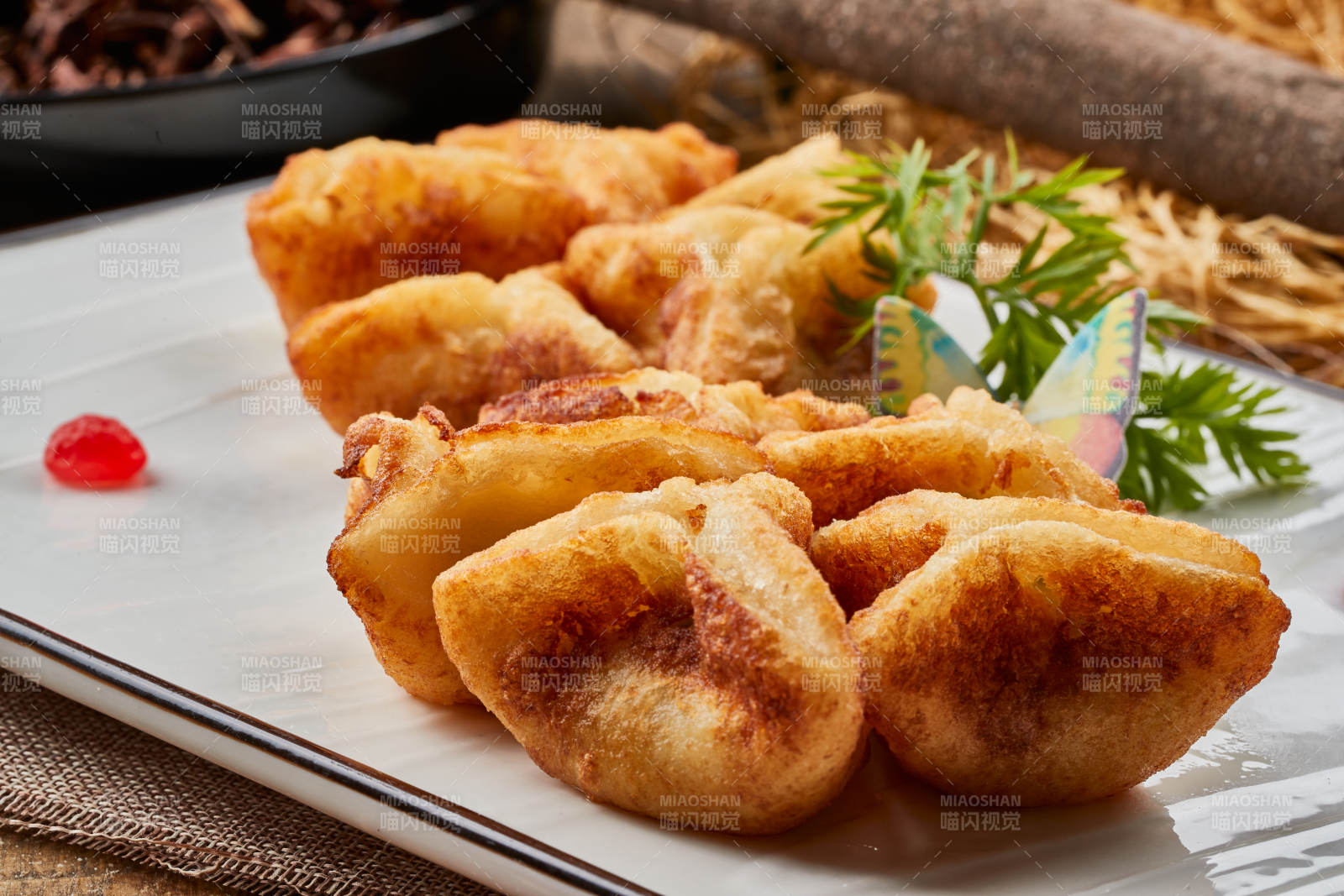 陈旧木板山的长方形瓷盘装的油炸虾仁薯角图片