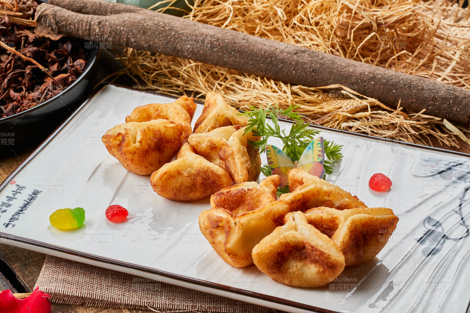 陈旧木板山的长方形瓷盘装的油炸虾仁薯角图片