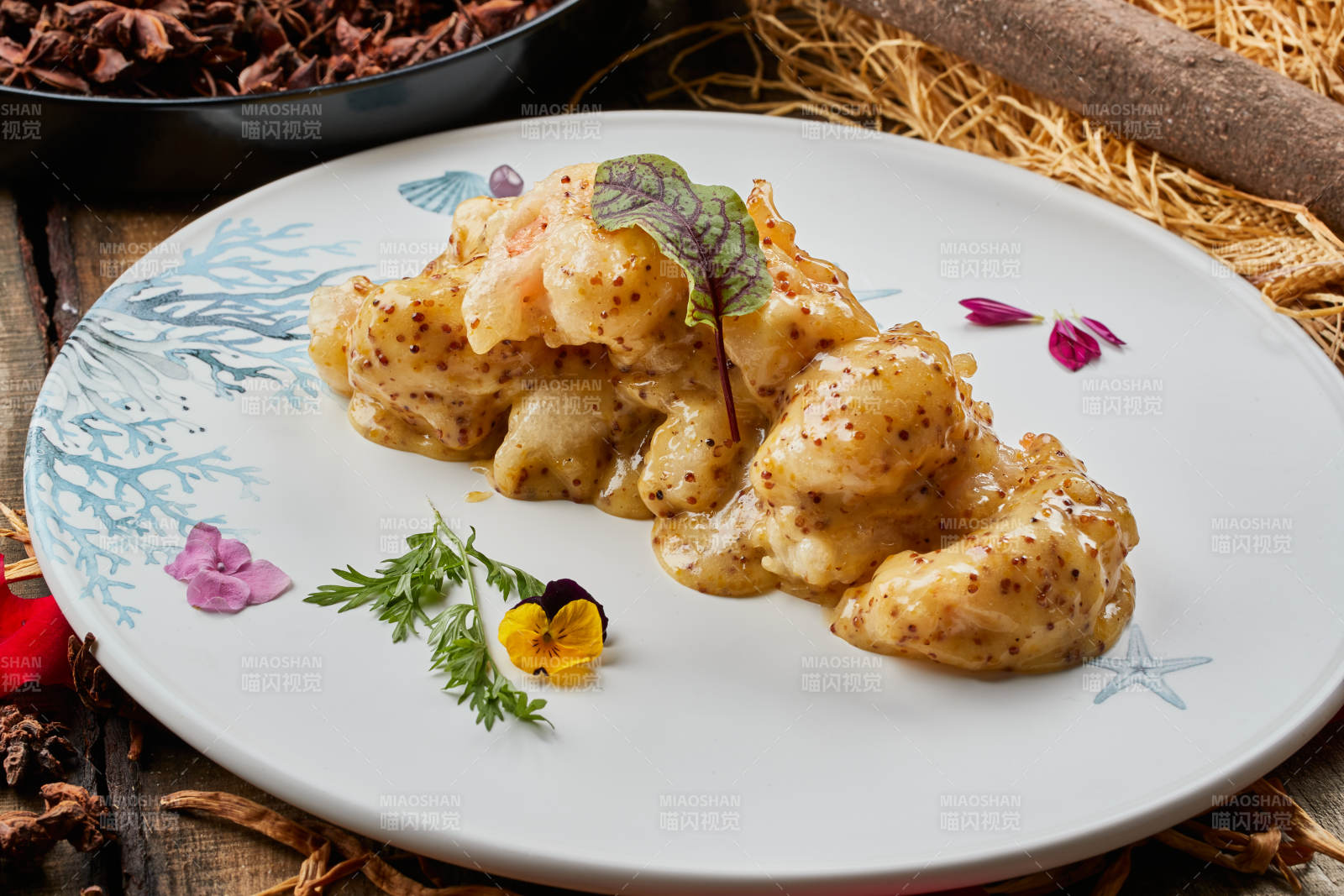 陈旧木板上的圆形瓷盘装的藜麦焗虾球图片