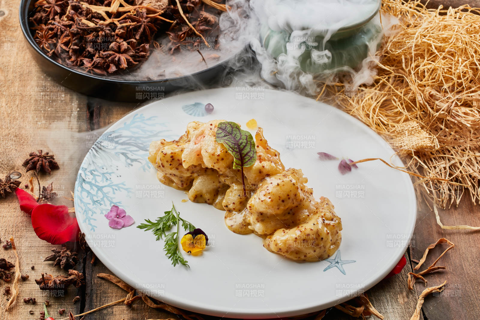 陈旧木板上的圆形瓷盘装的藜麦焗虾球图片