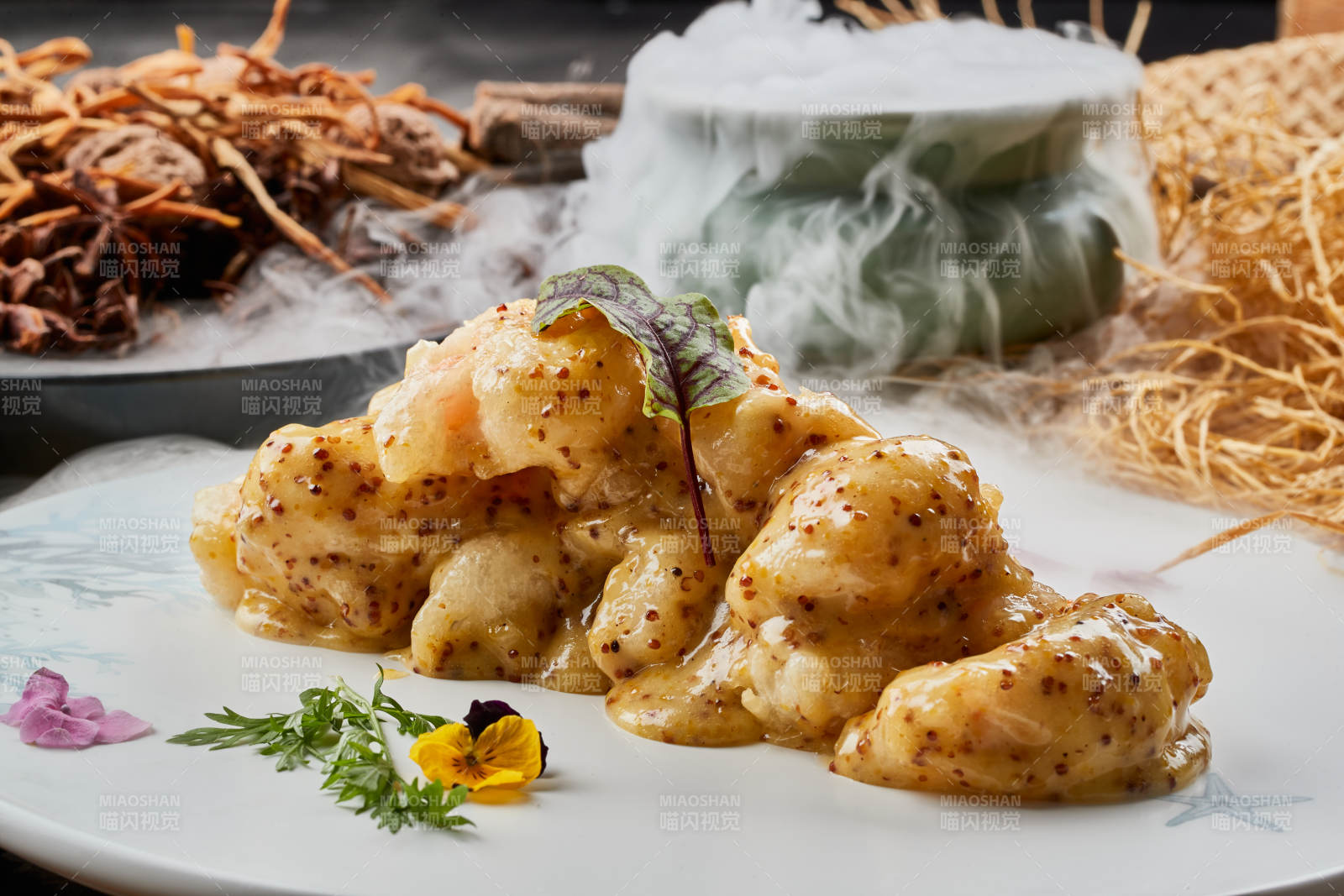 陈旧木板上的圆形瓷盘装的藜麦焗虾球图片