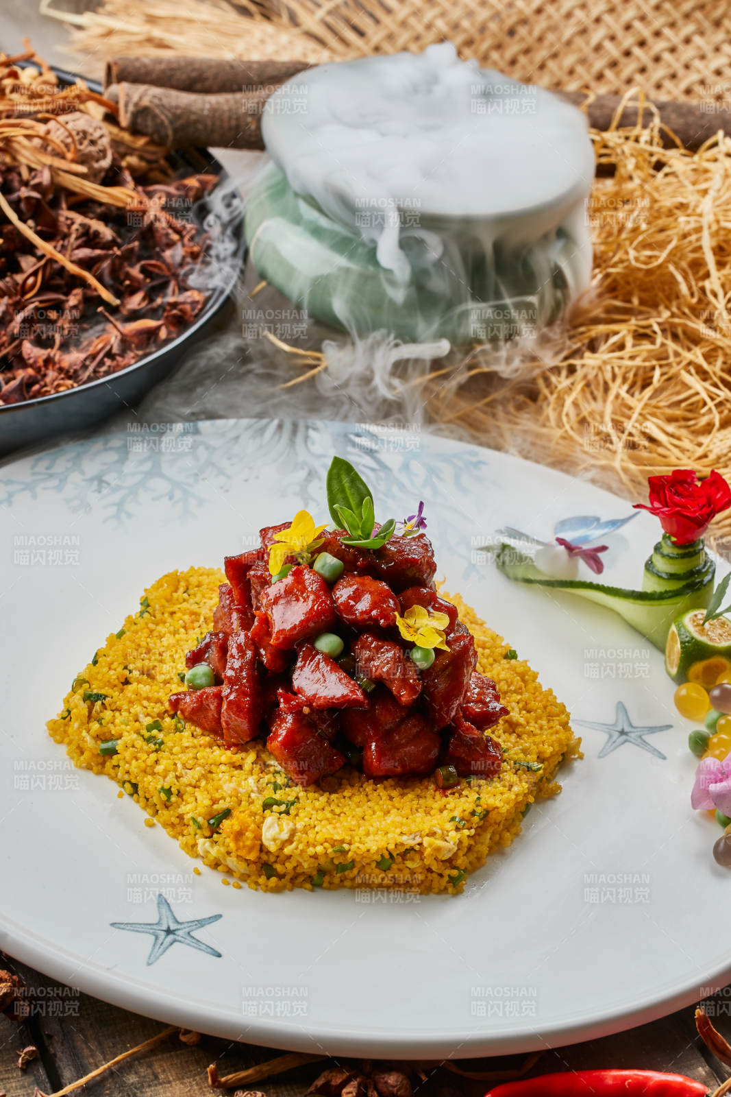 圆瓷盘装的里脊小米饭里脊盖饭图片