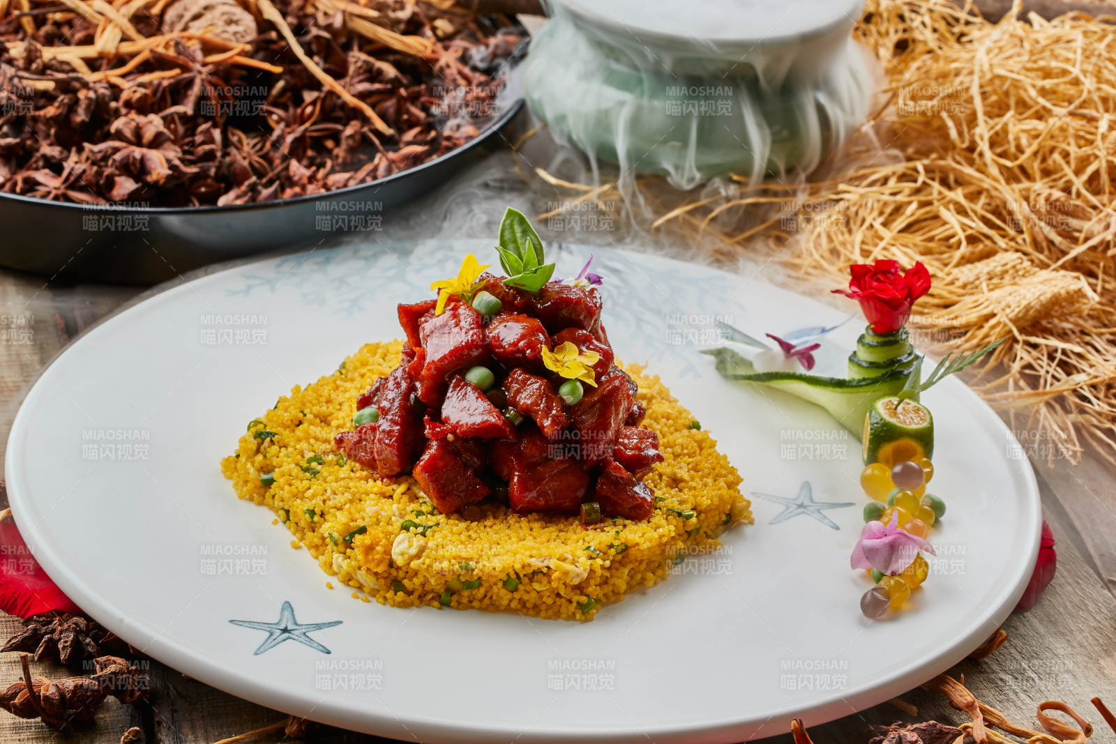 圆瓷盘装的里脊小米饭里脊盖饭图片