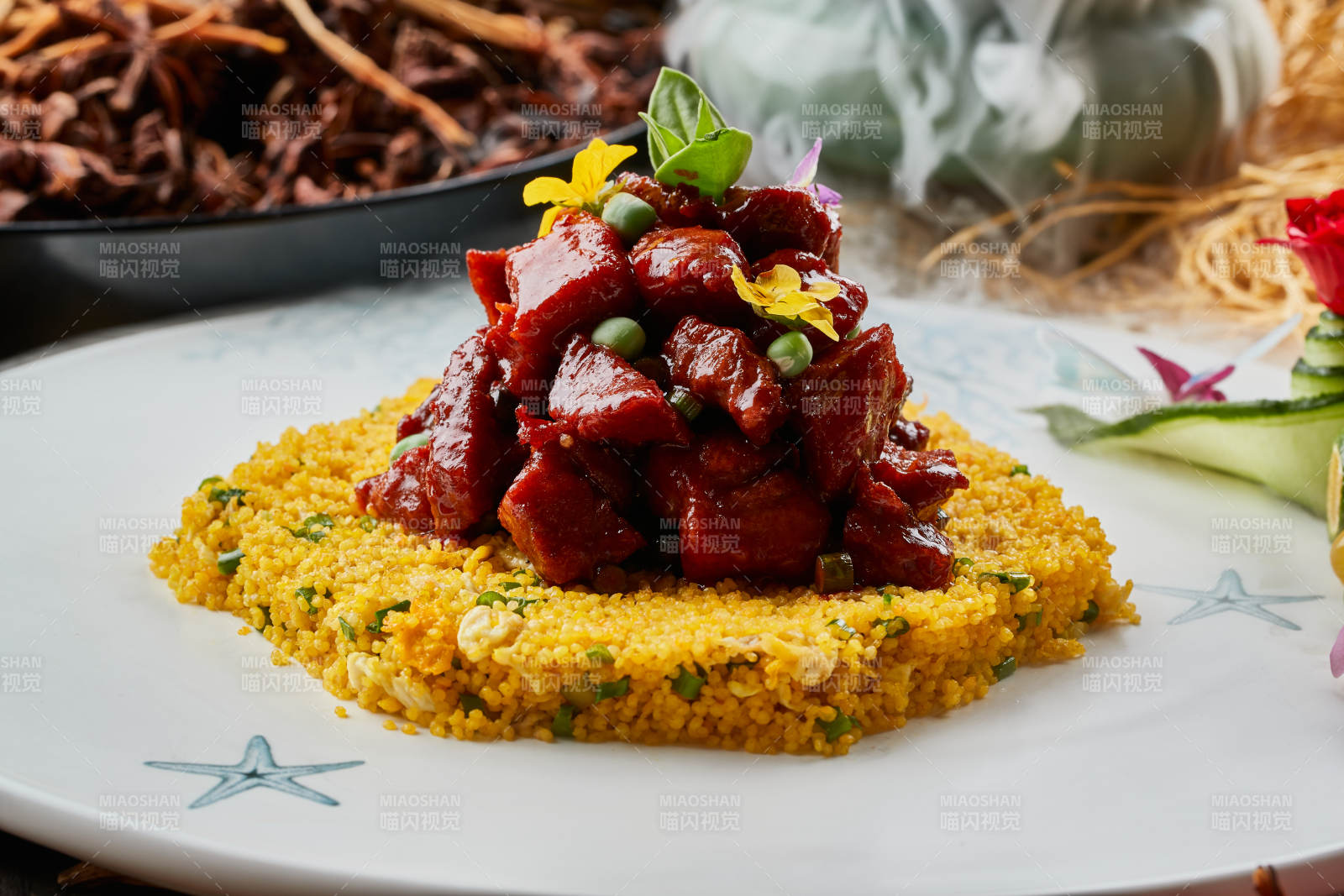 圆瓷盘装的里脊小米饭里脊盖饭图片