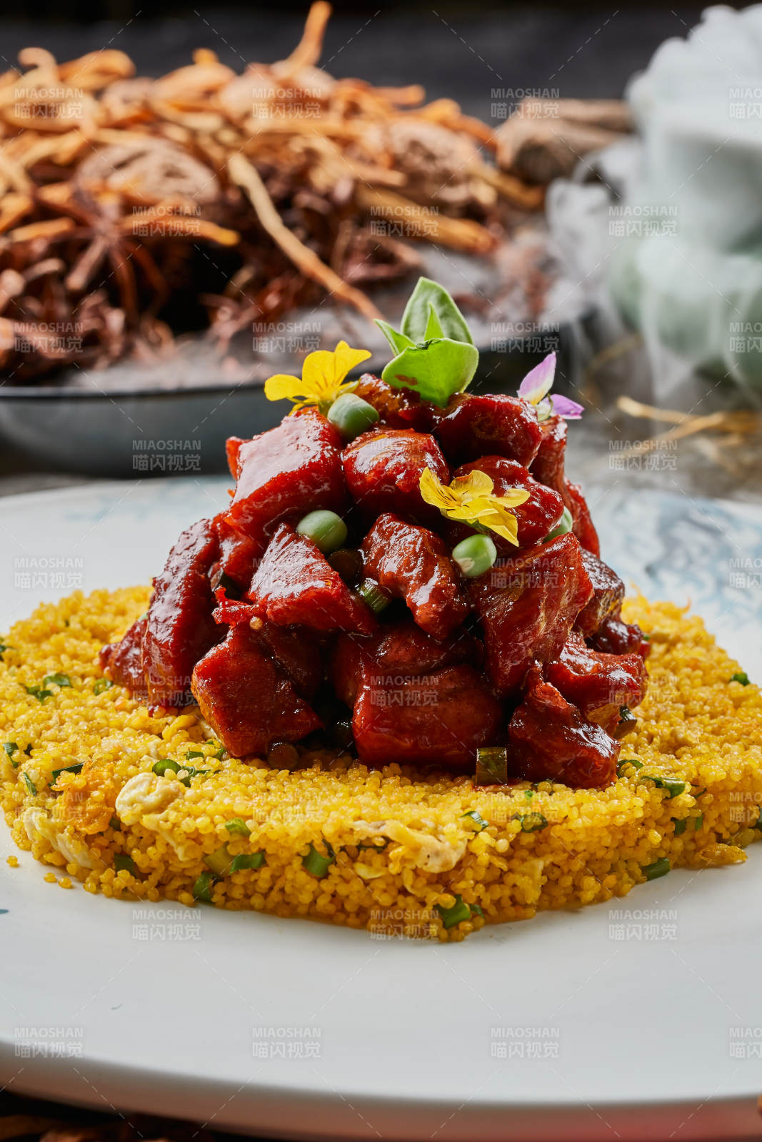 圆瓷盘装的里脊小米饭里脊盖饭图片