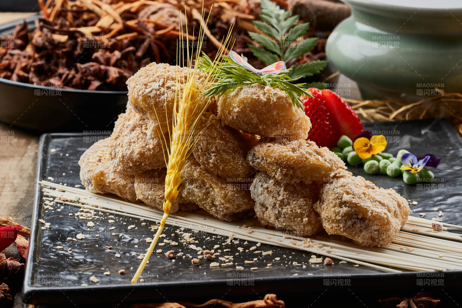 陈旧木板上的黑石盘装的麦香红豆泥茄盒图片