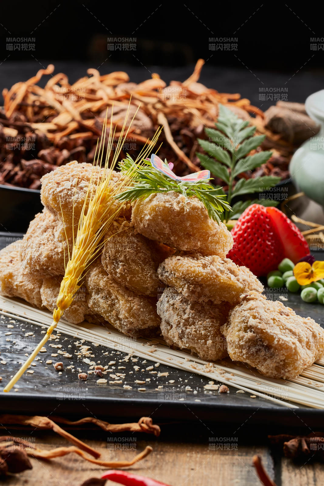 陈旧木板上的黑石盘装的麦香红豆泥茄盒图片