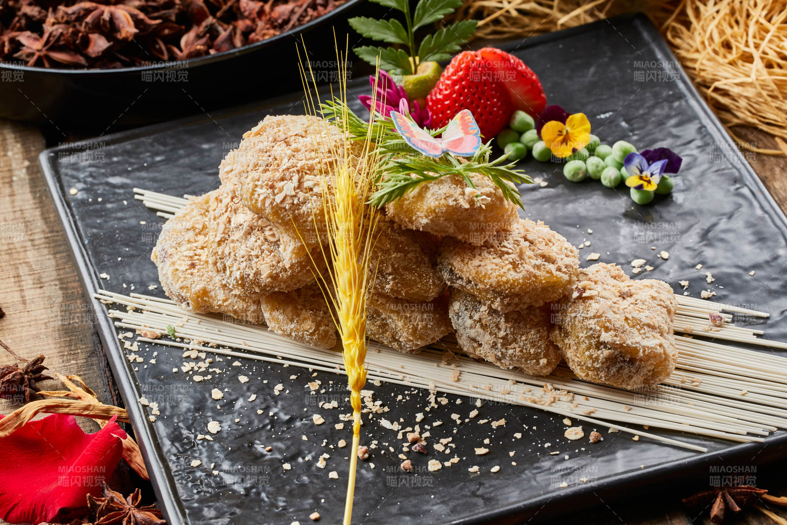 陈旧木板上的黑石盘装的麦香红豆泥茄盒图片