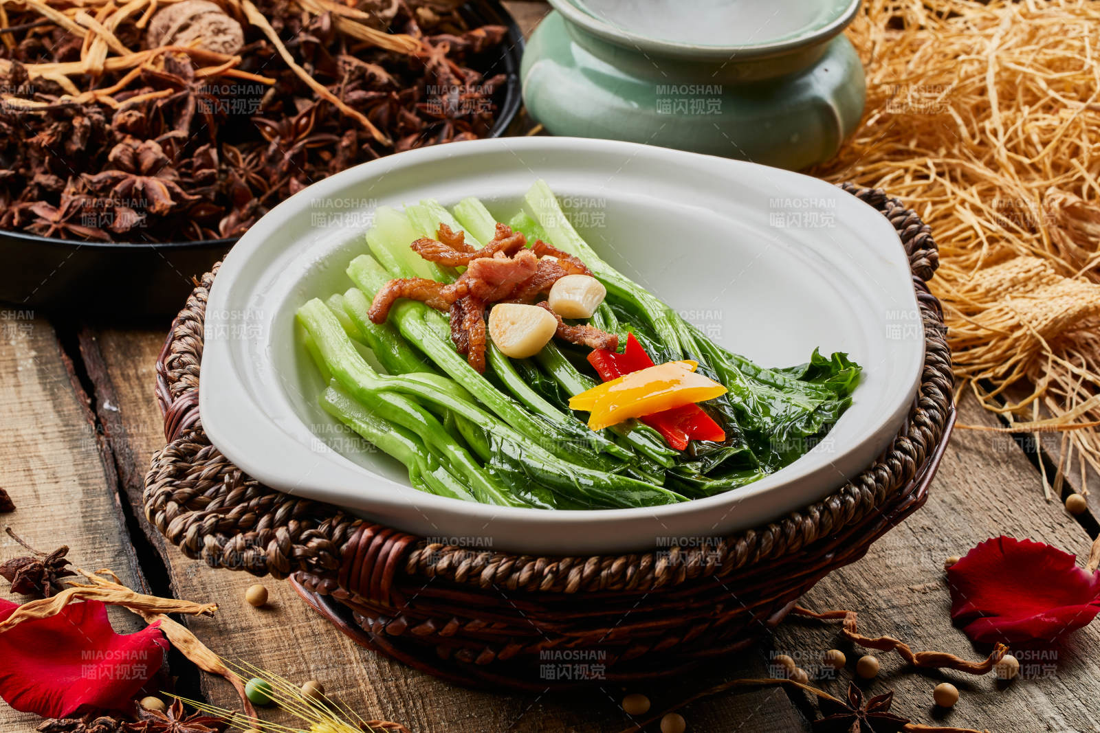 陈旧木板上的白色砂锅装的蒜香里脊芥蓝煲图片