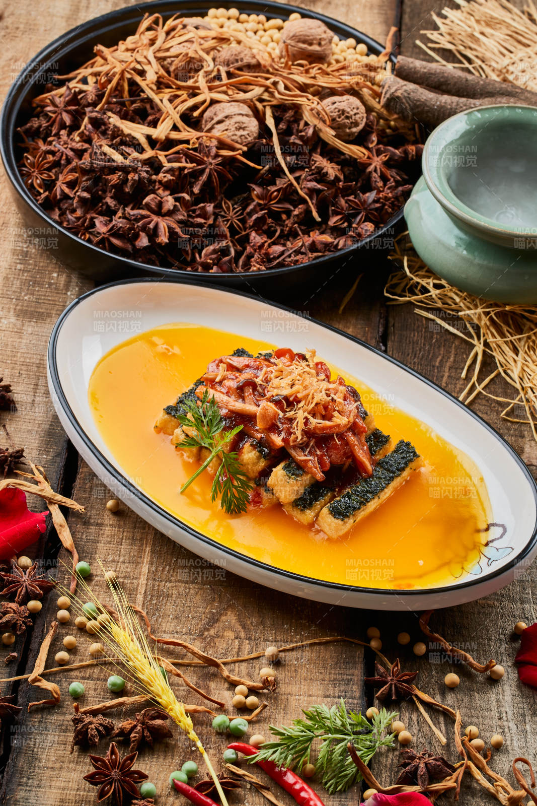 船型瓷盘装的浓汤山珍菌海苔酿豆腐图片