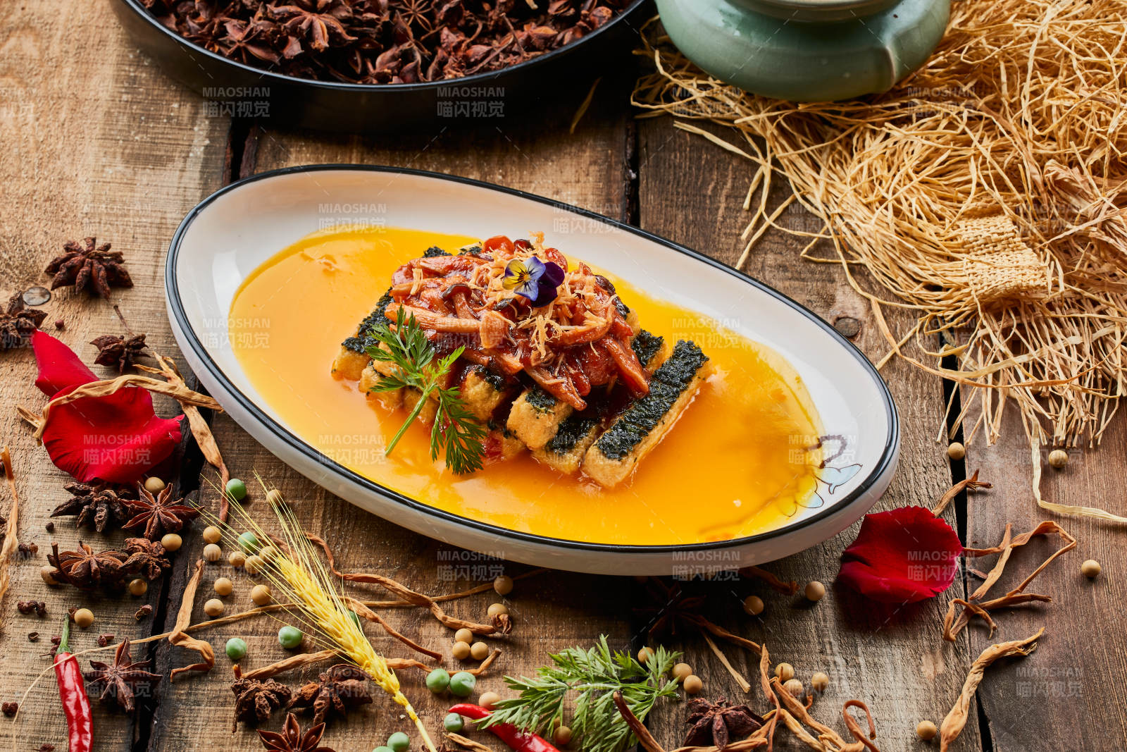 船型瓷盘装的浓汤山珍菌海苔酿豆腐图片