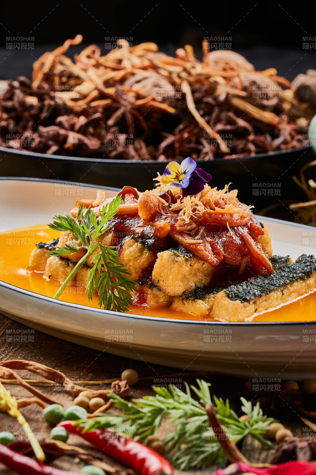 船型瓷盘装的浓汤山珍菌海苔酿豆腐图片