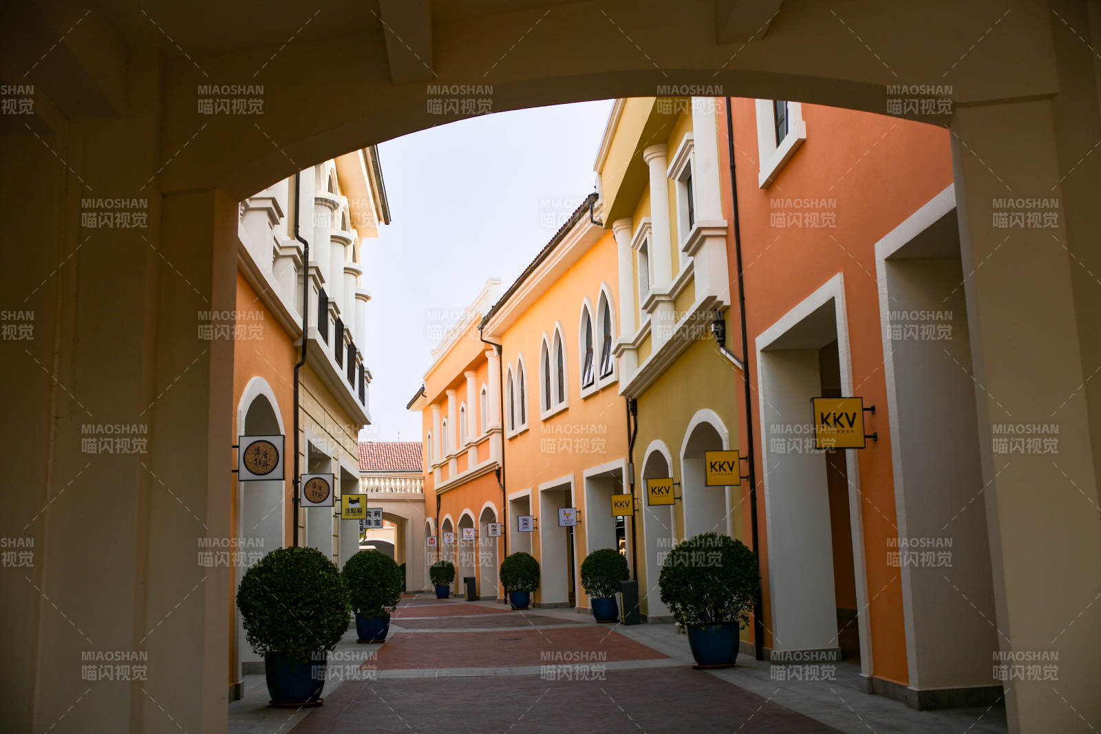 拱门下的彩色街景图片