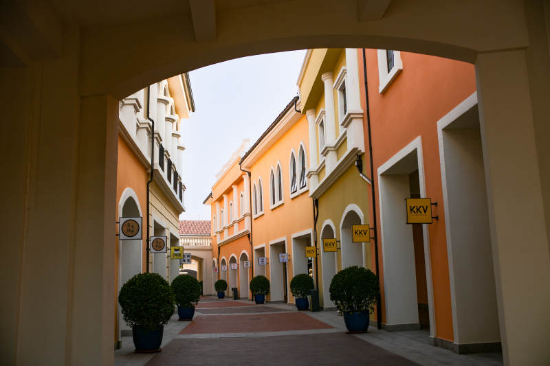 拱门下的彩色街景图片