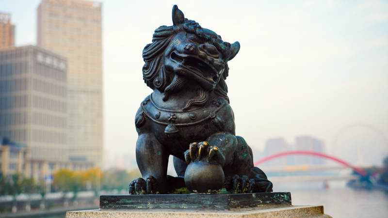 天津狮子桥铜狮守望城市风光图片