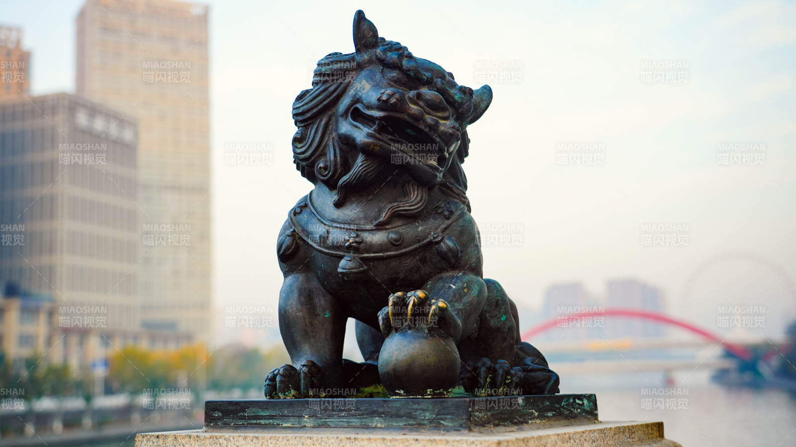 天津狮子桥铜狮守望城市风光图片