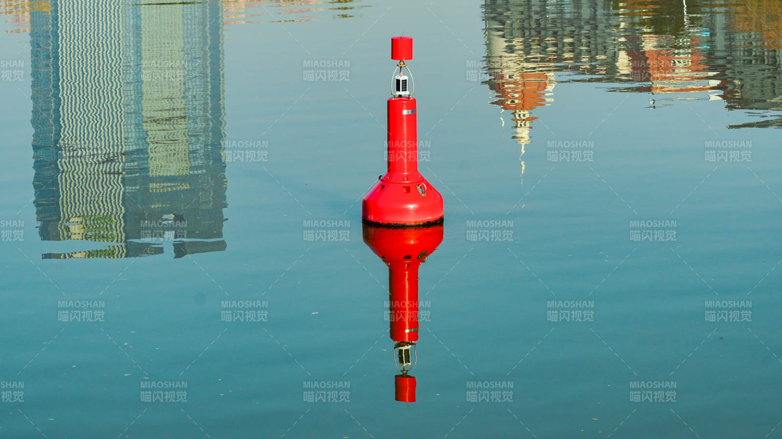 红浮标静泊水面图片