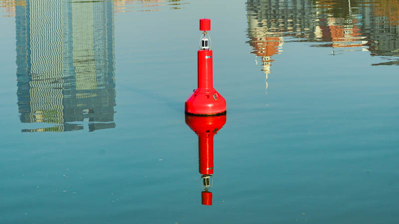 红浮标静泊水面图片
