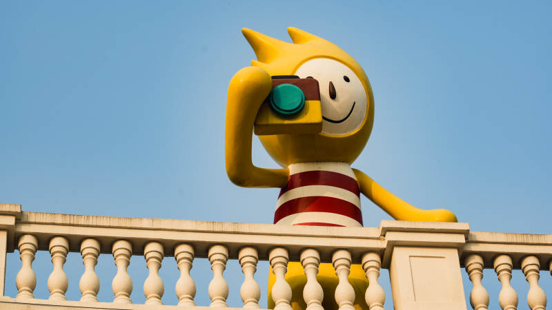 黄色卡通拍照图片