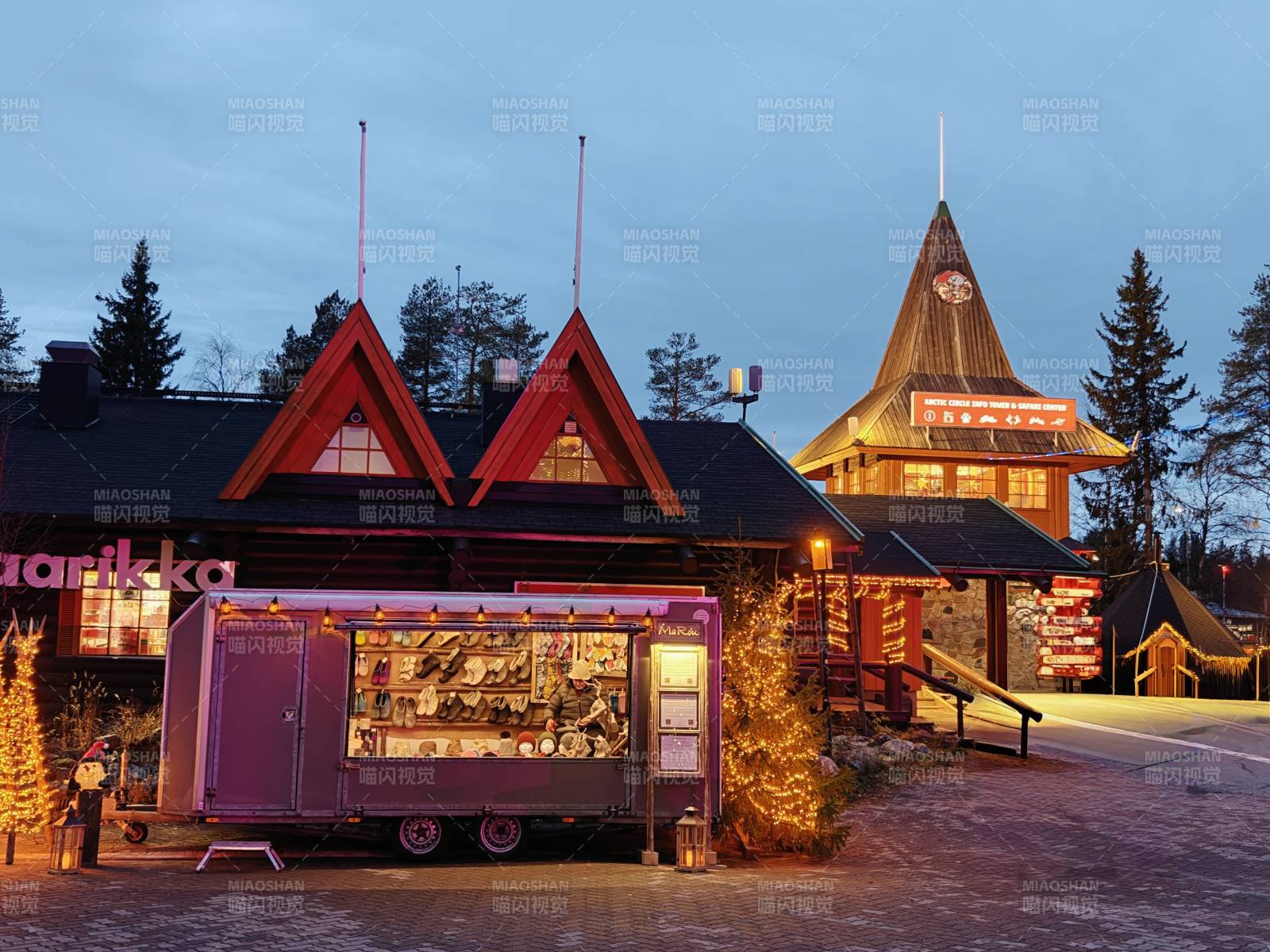 北极圈圣诞小镇夜景图片