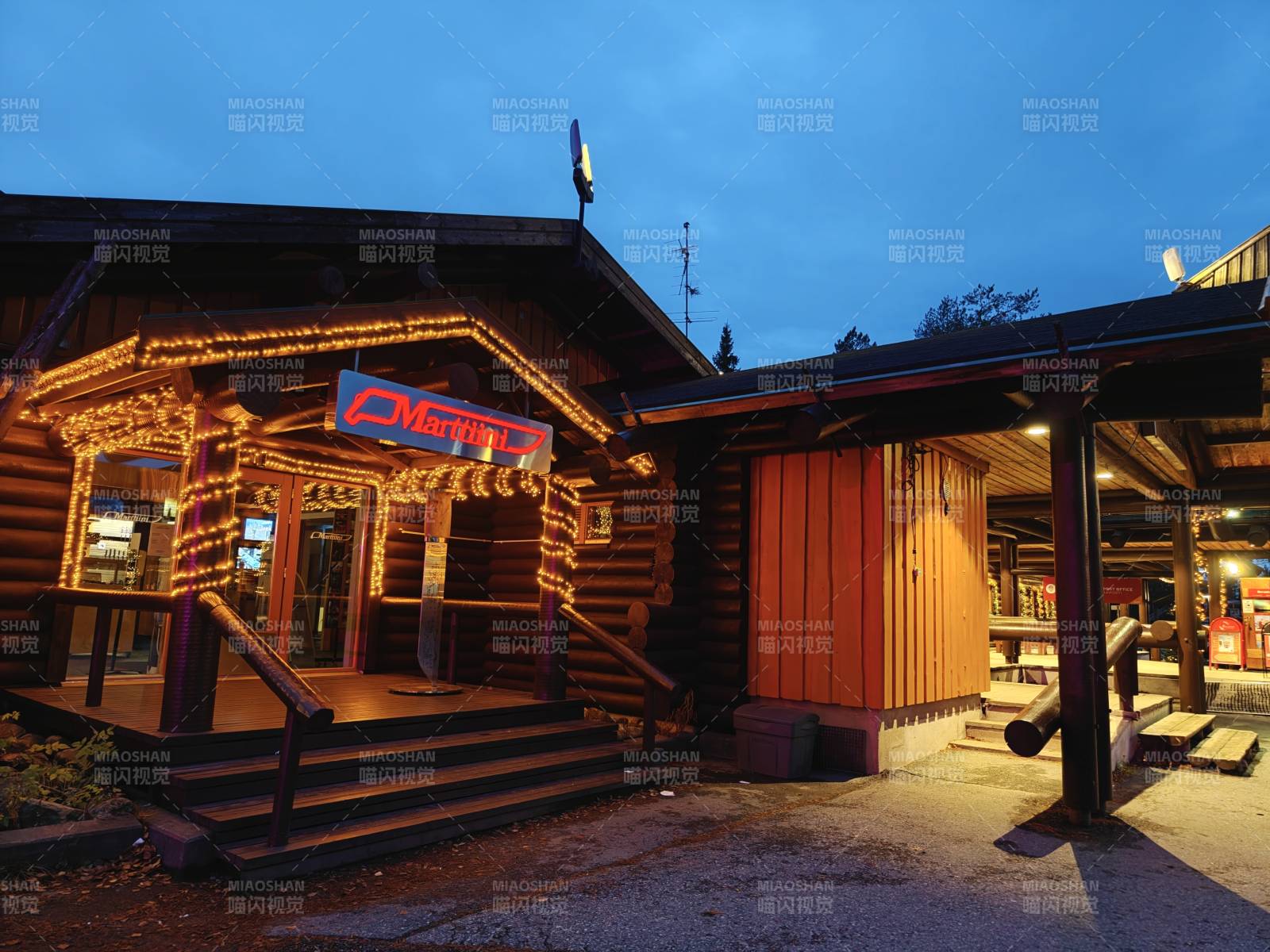 北极圈夜晚木屋餐厅灯火辉煌图片