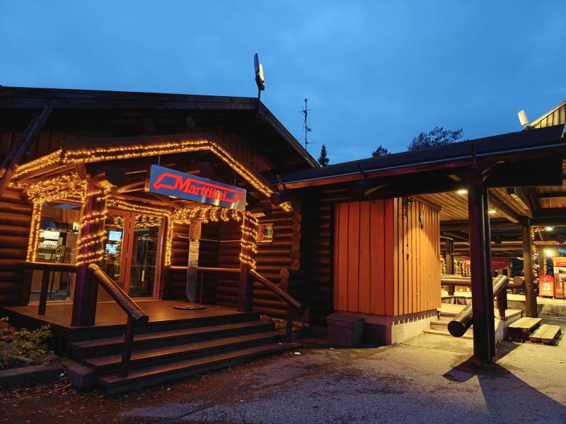 北极圈夜晚木屋餐厅灯火辉煌图片