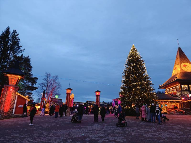 北极圈圣诞夜市灯火辉煌图片