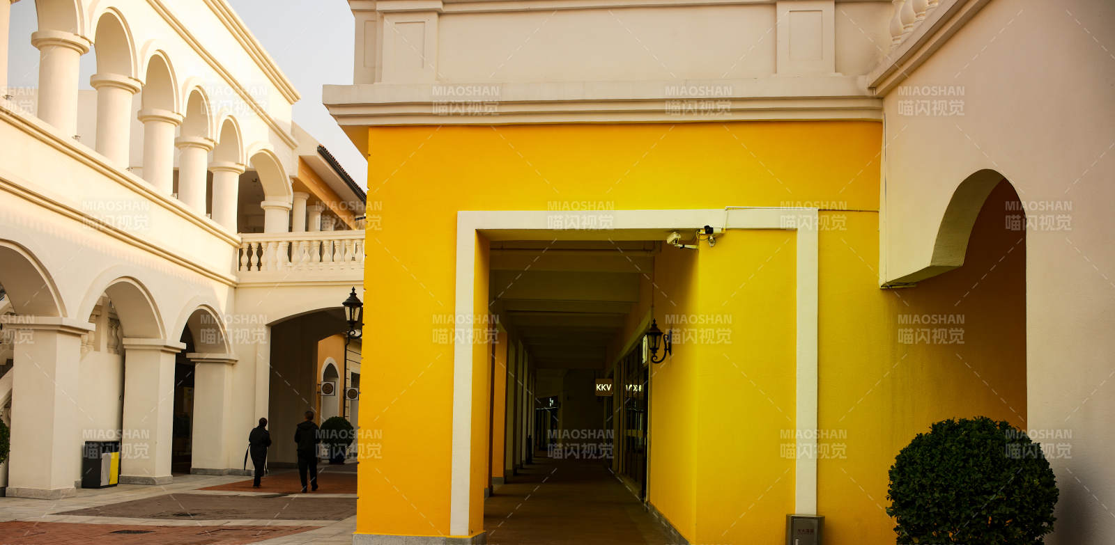 黄色拱廊通道图片