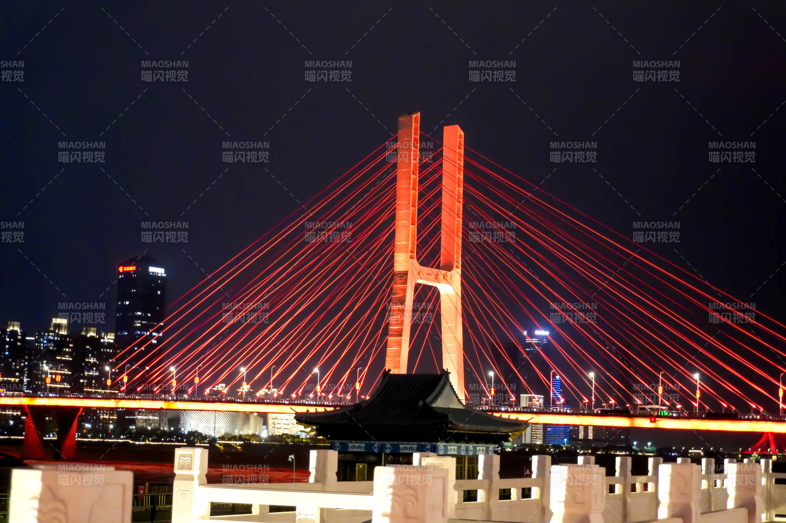 夜幕下的红色大桥图片