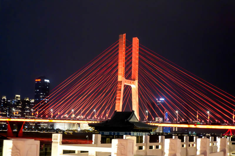 夜幕下的红色大桥图片