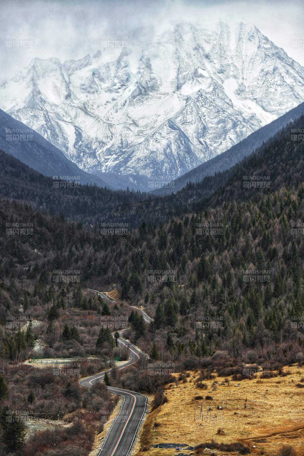 四川雅拉雪山 雪山峡谷公路图片