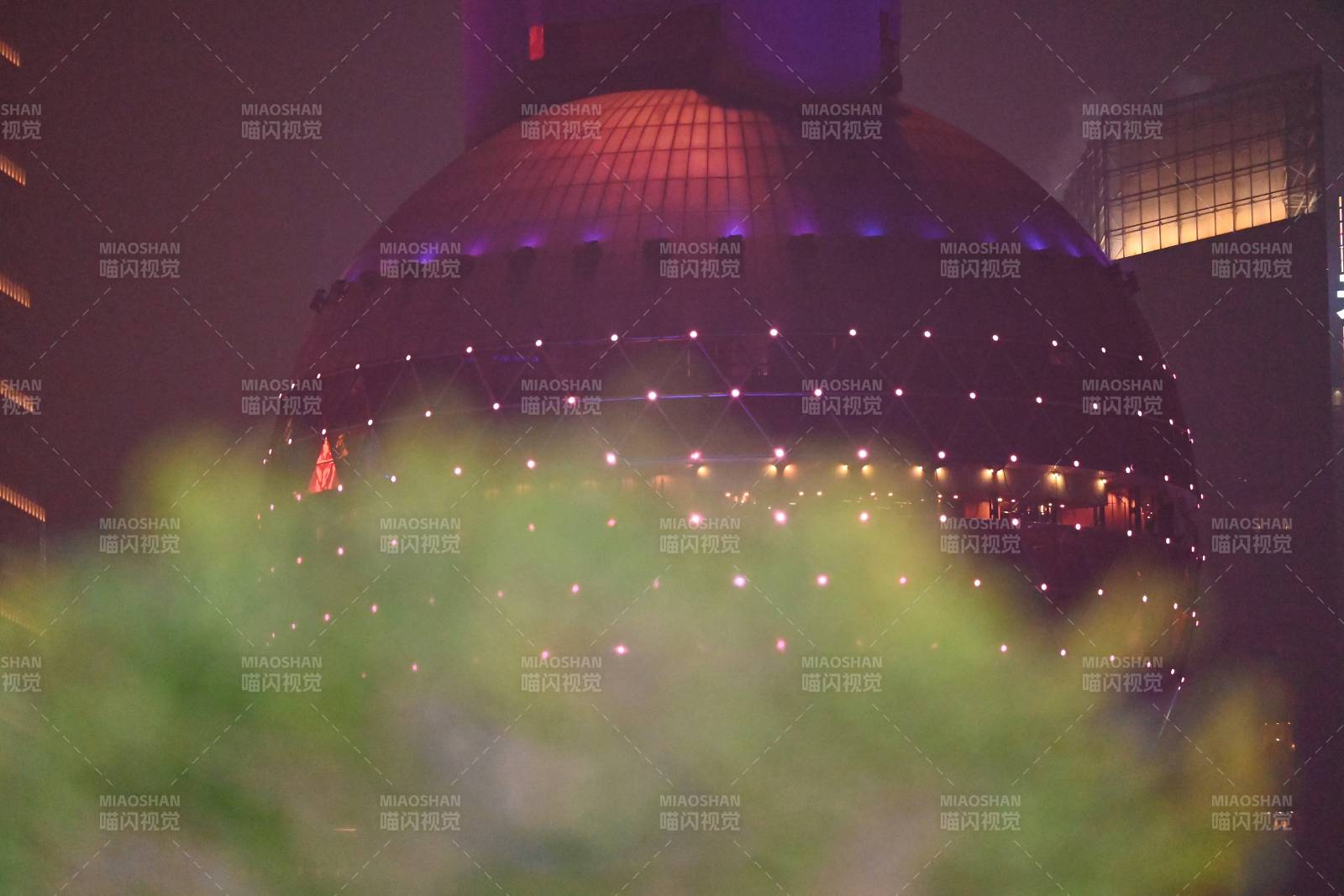 夜幕下的球形建筑-东方明珠塔图片