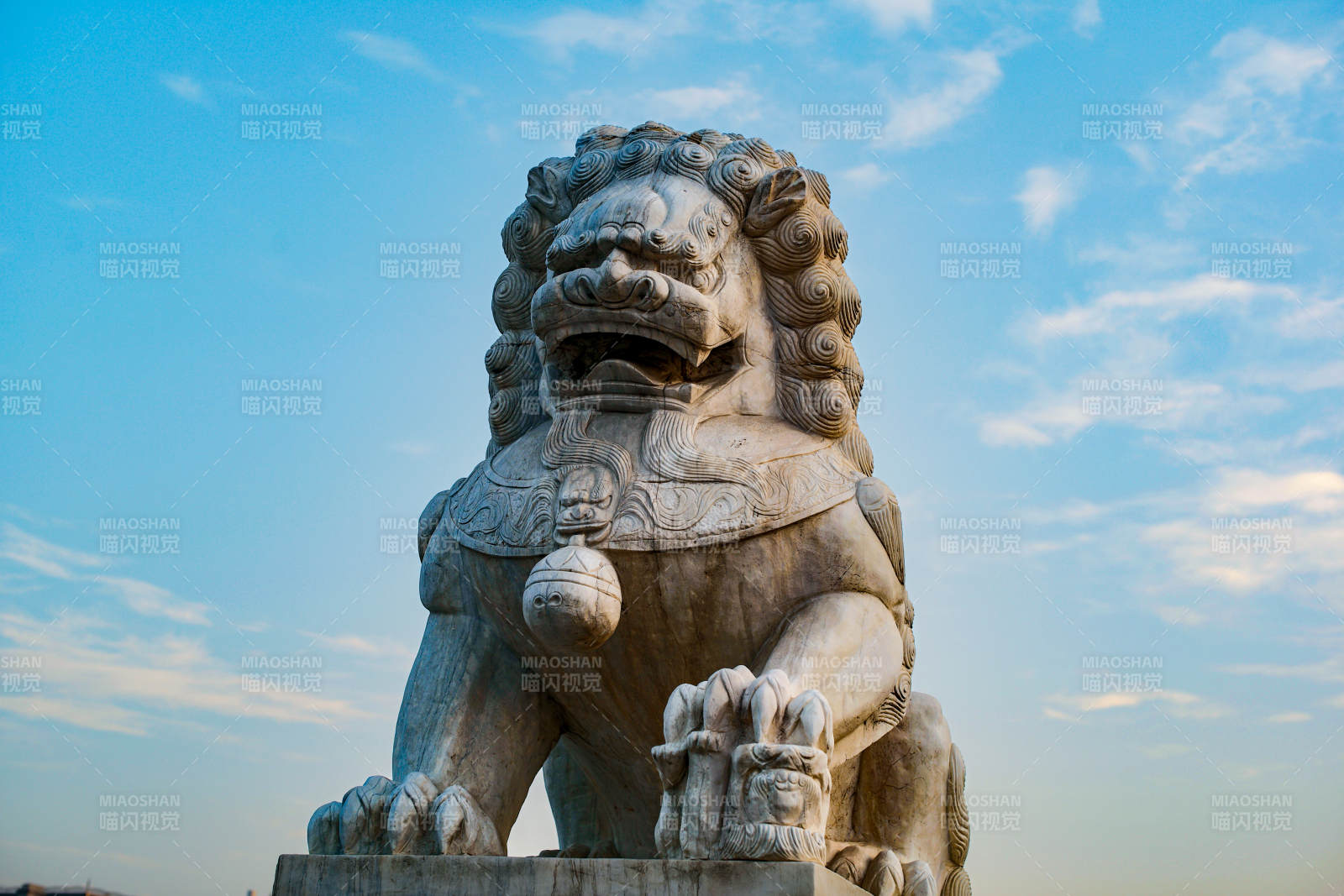 天津狮子桥石狮守望蓝天图片