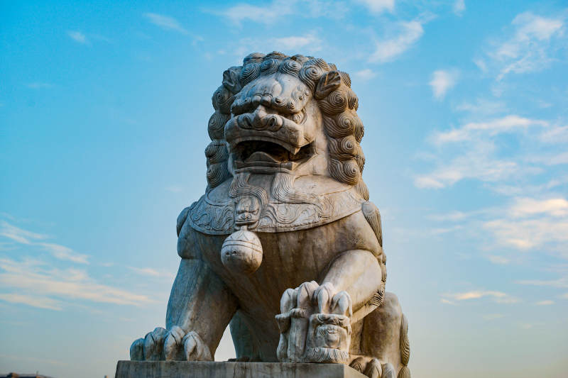天津狮子桥石狮守望蓝天图片
