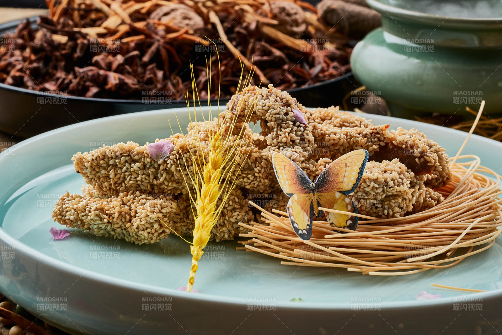 陈旧木板上的青釉圆瓷盘装的麻仁红薯图片