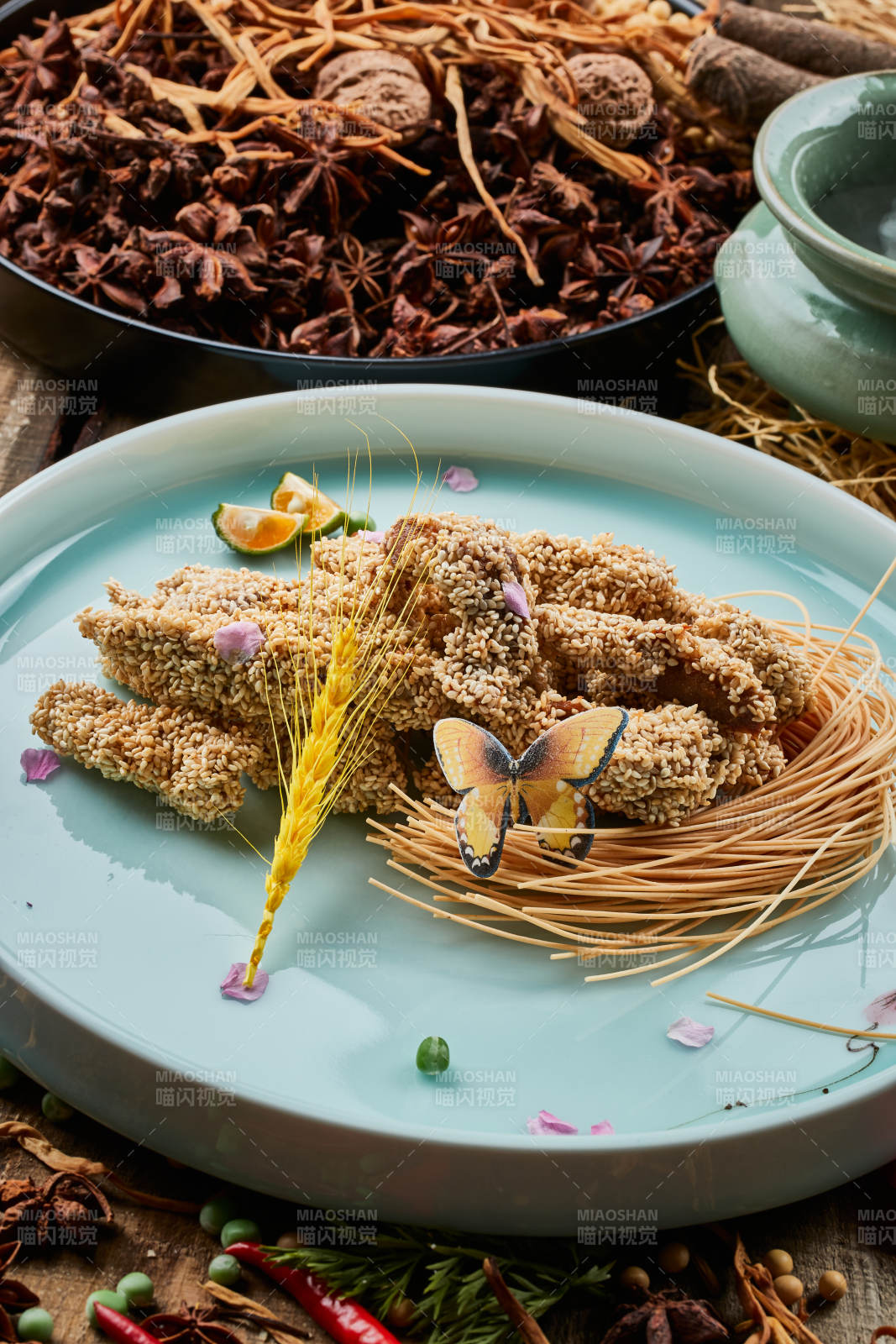 陈旧木板上的青釉圆瓷盘装的麻仁红薯图片