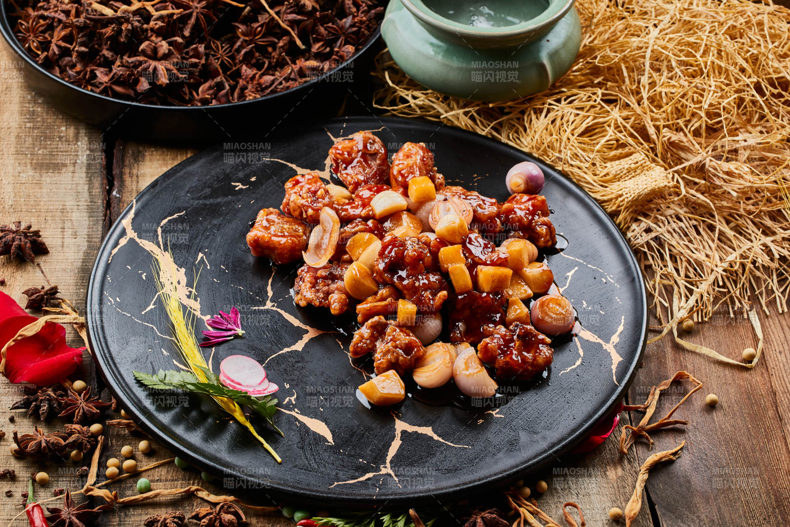 陈旧木板上的黑石盘装的土豆小洋葱炸里脊图片