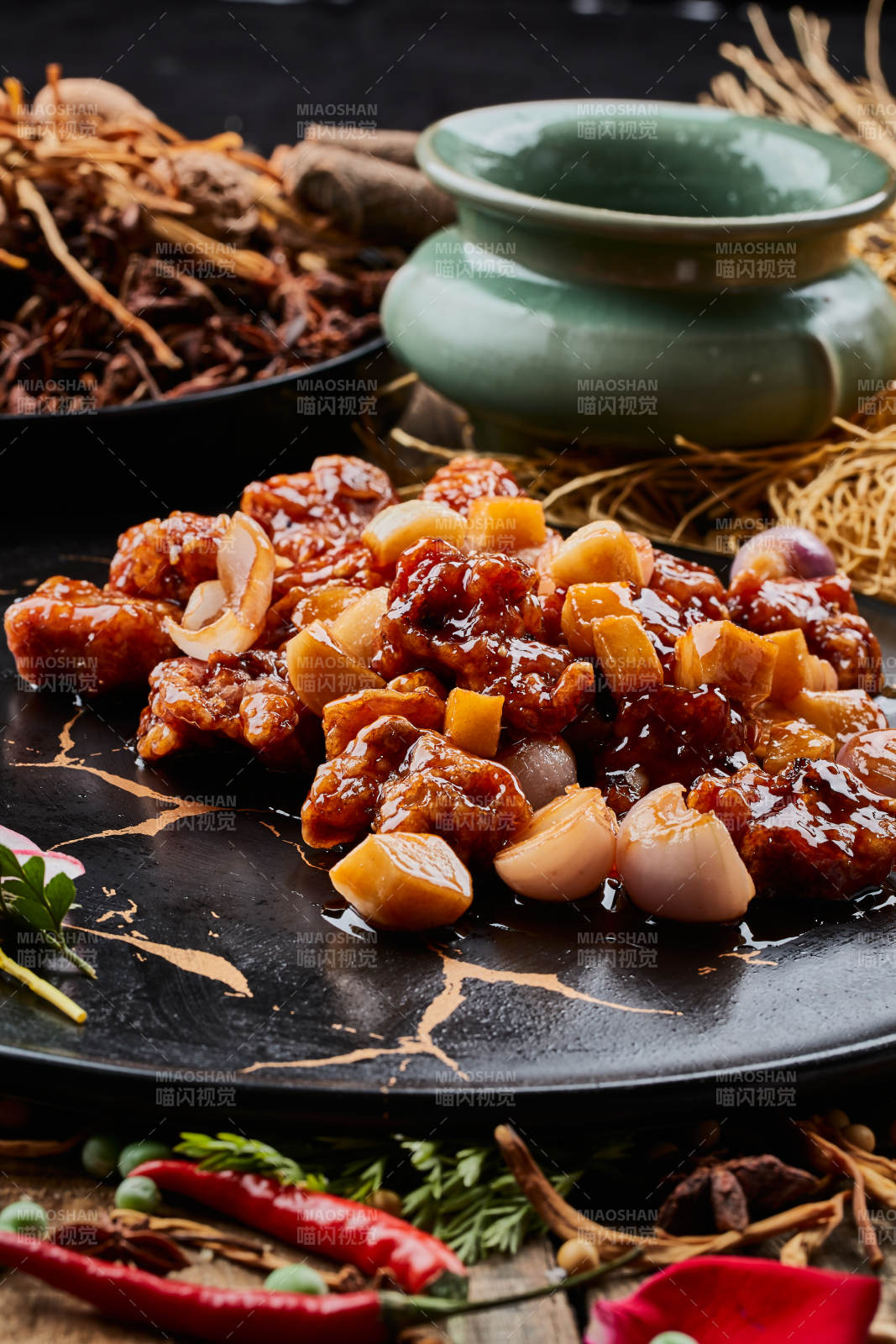 陈旧木板上的黑石盘装的土豆小洋葱炸里脊图片